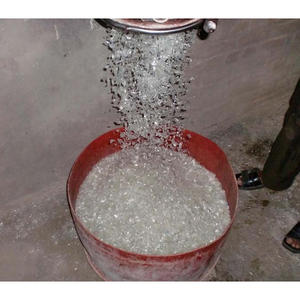 Flocons de PET transparents, provenant de bouteilles, pour la production de granulés de résine PET recyclée, en conteneur de chargement - Product Image 6