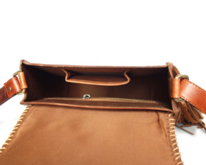 Sac bandoulière vintage en cuir véritable avec décorations florales gravées à la main sur le panneau avant, franges et clous turquoise - Product Image 4