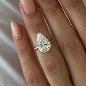 Bague solitaire en diamant de laboratoire de 5 carats, taille poire, E VS1, or 14 carats, certifiée IGI - Product Image 1