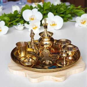 Plateau circulaire en laiton pour la puja avec cinq porte-bougies pour les activités religieuses, design durable - Product Image 5