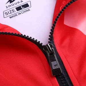 Conjunto Deportivo Premium para Maternidad Color Rojo Carmesí |   Chaqueta con Cierre y Pantalones Deportivos con Sublimación Hexagonal Obsidiana |   Gimnasio Deportivo Urbano - Product Image 3