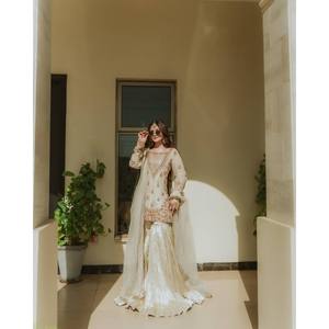 Conjunto de traje Salwar Kameez de seda de diseñador para fiestas con bordados - Product Image 4