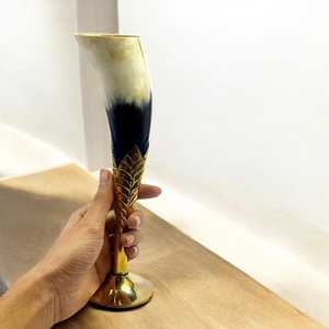 Copa de Vino de Cuerno de Búfalo Ecológica y de Origen Ético con Base de Hoja de Latón, Hecha a Mano, Decoración de Cocina Moderna y Antigua, Regalo - Product Image 1