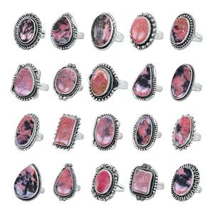 แหวนหมั้น/แหวนครบรอบสไตล์มินิมอลประดับโรโดไนต์สีชมพูทรงคาโบชอง ตัวเรือนเงินแท้ 925 แบบฝังขอบ สำหรับทั้งชายและหญิง - Product Image 1