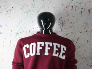 Sudadera color café con cuello alto, 100% algodón, con apliques bordados blancos, cuello ancho, URBAN PRODUCTIONS - Product Image 4