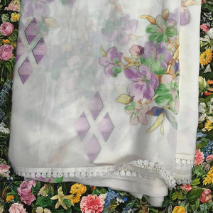Sari de Georgette con estampado de señales, exquisito sari blanco de Georgette sintética con sinfonía floral y delicados detalles geométricos en lavanda. - Product Image 1