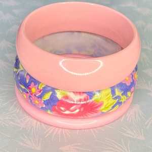 กำไลข้อมือเรซิ่นลายหินอ่อนสีชมพูอ่อน สีชมพูสด สีฟ้าอ่อน แบบซ้อนได้สำหรับผู้หญิง กำไลข้อมือแบบหนา เงางาม แฟชั่นเครื่องประดับอะคริลิค - Product Image 3