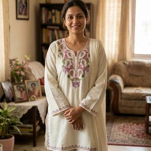 Elegante Kurti Kashmiri color marfil con bordado floral Sozni - Product Image 2