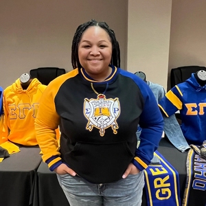 เสื้อสเวตเชิ้ตแขนยาว Sigma Gamma Rho สีดำ แต่งลายปักที่กระเป๋า  ผ้าขนแกะอุ่นสบาย สวมใส่สบายๆ  OEM ODM - Product Image 3