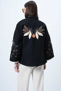 เสื้อคลุมกิโมโนผู้หญิงปักลายดอกไม้สีดำสดใส สวยสง่างาม ดูดีมีสไตล์  ทรงโอเวอร์ไซส์  แบบโบโฮ  ลายชาติพันธุ์  เหมาะสำหรับเทศกาลต่างๆ - Product Image 4