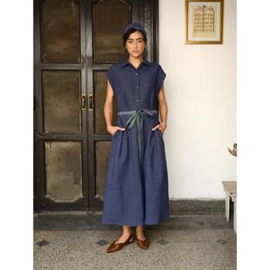 Robe longue en tricot bleu indigo pour femme avec ceinture à nouer à la taille, manches courtes, boutonnée, coupe ample, décontractée, naturelle, écologique, avec poches - Product Image 1