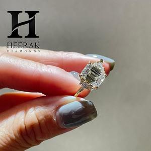 Bague de fiançailles classique en or jaune 14 carats avec diamant de laboratoire taille émeraude, bague trois pierres avec accents latéraux ronds - Product Image 4