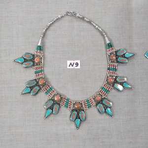 Colliers ethniques à pendentif en corail fleuri du bouddhisme tibétain avec perles tibétaines - Product Image 3