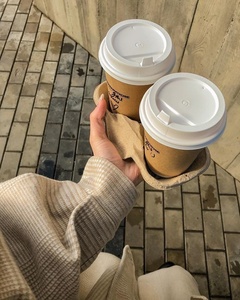 ถาดใส่แก้วกาแฟแบบธรรมชาติ 2 ใบ ทำจากใยไม้ขึ้นรูป สำหรับใส่เครื่องดื่มแบบนำกลับบ้าน สำหรับธุรกิจบริการอาหาร - Product Image 1