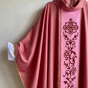 Chasuble gothique rose premium brodée, vêtement liturgique traditionnel pour prêtre, robe de cérémonie pour la Messe - Product Image 3