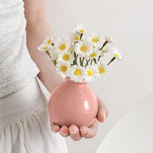 Vase à fleurs en céramique charmant avec finition rose blush brillante, forme ronde moderne, parfait pour une décoration de table élégante. - Product Image 4