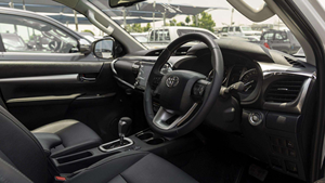 Camioneta 2025 Strong Road Presence DC 2.8D AT 4X4 (Volante a la Derecha/Izquierda) - Product Image 2