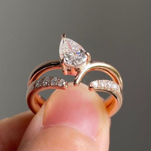 Cautivador Anillo Solitario con Diamante Blanco en Forma de Pera, Conjunto de Joyería de Aniversario en Oro Sólido, Elegante Anillo Minimalista de Regalo para Mujer - Product Image 1