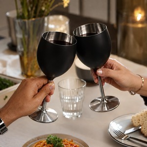 Verre à vin élégant en métal argenté, verrerie contemporaine à pied - Product Image 5