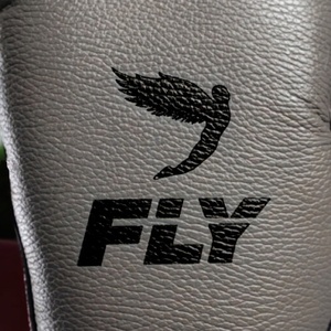Guantes de Boxeo Profesionales de Muay Thai en Color Gris y Guantes de Boxeo Premium Cómodos de Calidad en Cuero Artificial - Product Image 3