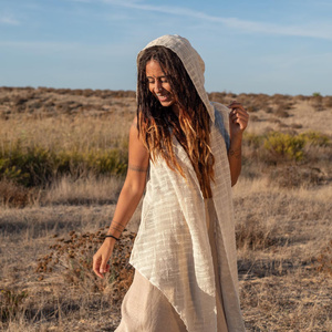 Gilet asymétrique à capuche pour femme, style féerique terreux, léger, pour superposition, idéal festivals - Product Image 4