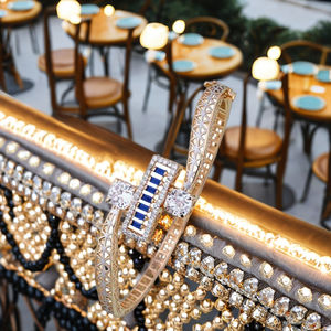 Bracelet avec une barre de pierre bleue saisissante et des accents de cristal doubles, bracelet élégant et léger conçu pour un usage quotidien moderne - Product Image 3