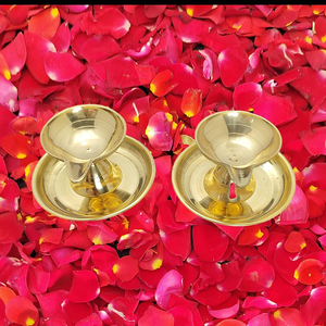 Lampe à huile Agal Vilakku en laiton en forme de triangle avec support et plateau, design Art Déco plaqué or pour la décoration de la maison, du temple, des fêtes de Pooja, Diwali et Aarti - Product Image 1