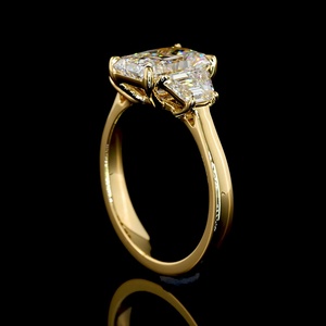 Bague de fiançailles à trois pierres taille radiant 1,5 carat, certifiée IGI, avec diamants latéraux trapézoïdaux, en or jaune 18 carats - Product Image 4
