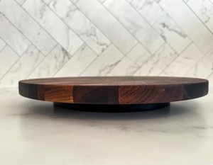 Tabla giratoria Lazy Susan de madera hecha a mano con logotipo personalizado, de calidad comercial, para servir queso, frutas, charcutería y en fiestas. - Product Image 2