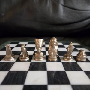 Piezas de ajedrez de metal con diseño de escultura temática egipcia, juego de piezas artísticas para decoración de lujo en el hogar u oficina, ideal para regalo. - Product Image 1