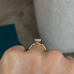 Bague en diamant ovale de 2 carats cultivé en laboratoire E VVS2, bague en diamant ovale en or jaune 14 carats de 1,6 mm, certifiée IGI - Product Image 6