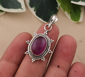 จี้หยกลาเวนเดอร์ธรรมชาติ สร้อยคอหยกพม่าสีม่วง สำหรับทั้งชายและหญิง เงินแท้ 925 ชุบแพลตตินั่ม ดีไซน์วินเทจแบบฝังขอบ - Product Image 5