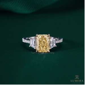 แหวนเพชรทรงคลาสสิคสีเหลืองสดใส ทอง 18K แหวนหมั้นเพชรสามเม็ด เพชรเลี้ยงในห้องแล็บหรือเพชรธรรมชาติ - Product Image 5