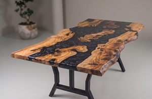 Table à manger moderne en bois massif et résine avec bord naturel, pieds en métal, taille et couleur personnalisables - Product Image 5
