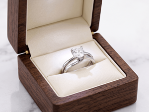 Anillo de compromiso solitario de dos tonos entrelazados con diamantes cultivados en laboratorio - Product Image 4