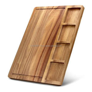 Petite planche à découper décorative en bois qui ajoute du charme à une cuisine tout en servant une fonction de cuisson fonctionnelle - Product Image 1