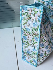กระเป๋าผ้าฝ้ายพิมพ์ลายดอกไม้พร้อมขอบลายทางสีน้ำเงินสไตล์พรีปปี้ ดีไซน์แบบควิลท์ กระเป๋าช้อปปิ้งแบบเปิดด้านบน - Product Image 3