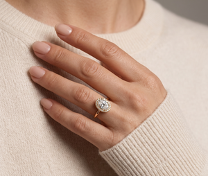 Anillo de compromiso de moissanita de oro amarillo de 14K con corte ovalado, halo oculto y engaste de puntas - Product Image 6