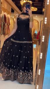 Ensemble Sharara noir avec dupatta pour femme – Tenue ethnique de créateur pour mariage et soirée, richement brodée et ornée de sequins - Product Image 2