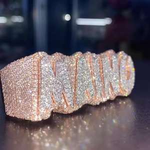 Anillo de tres dedos con placa de nombre personalizada, con incrustaciones de moissanita, acabado en oro, joyería de lujo estilo hip hop llamativa para un estilo urbano audaz. - Product Image 1