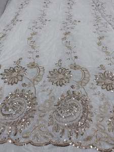 Tissu crêpe naturel pur de qualité supérieure, richement orné de sequins et de perles, idéal pour les robes de mariée, disponible à la vente - Product Image 2
