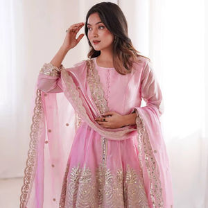 Traje Tradicional Indio para Invitados de Boda, Salwar Kameez de Seda con Bordados Elaborados - Product Image 1