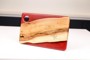 Tabla de cortar hecha a mano de madera de acacia con detalles de resina, con un diseño de tabla redonda para servir. - Product Image 2