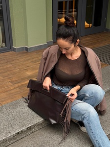 Elegante Bolso Clutch de Cuero Marrón con Flecos – Pieza de Diseño Estilosa para Uso Diario y de Viaje - Product Image 4