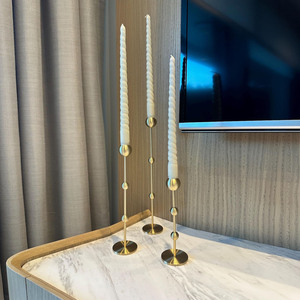 Ensemble de chandeliers élégants en métal doré avec un design unique de boules et de tiges, pouvant accueillir trois bougies coniques pour une décoration intérieure chic - Product Image 3