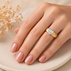 Bague Chevalière Minimaliste en Or Massif 10K 14K 18K avec Diamant de Laboratoire Taille Cœur Certifié IGI Couleur DEF Pureté VS VVS pour Fiançailles - Product Image 2