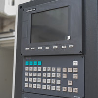 Tour CNC à banc incliné de 30 degrés avec base en fonte HT300 pour petites pièces métalliques de précision, manchons en acier inoxydable LK-160