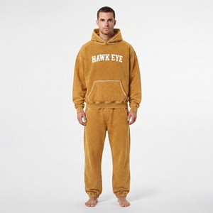 Ensemble de survêtement décontracté pour homme, couleur moutarde, avec sweat à capuche à manches longues et pantalon de jogging à jambe large, logo personnalisé sur le devant, idéal pour l'hiver - Product Image 1
