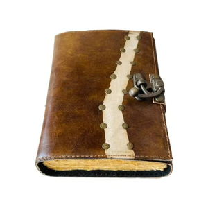 Carnet de voyage et de lecture classique en cuir véritable fait main avec fermoir métallique antique et bande texturée distinctive – Organiseur personnel - Product Image 2
