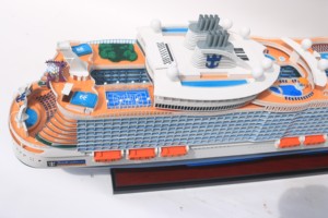 HARMONY OF THE SEAS - Maquette de bateau de croisière en bois artisanale, thème nautique et détails peints, pour décoration ou cadeau - Product Image 4
